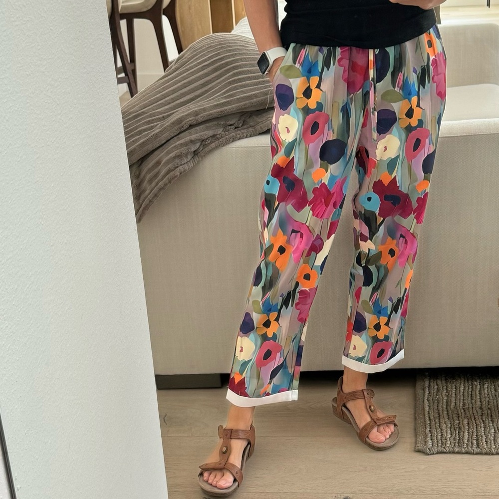 Adorable, relaxed fit pants- floral Size Small